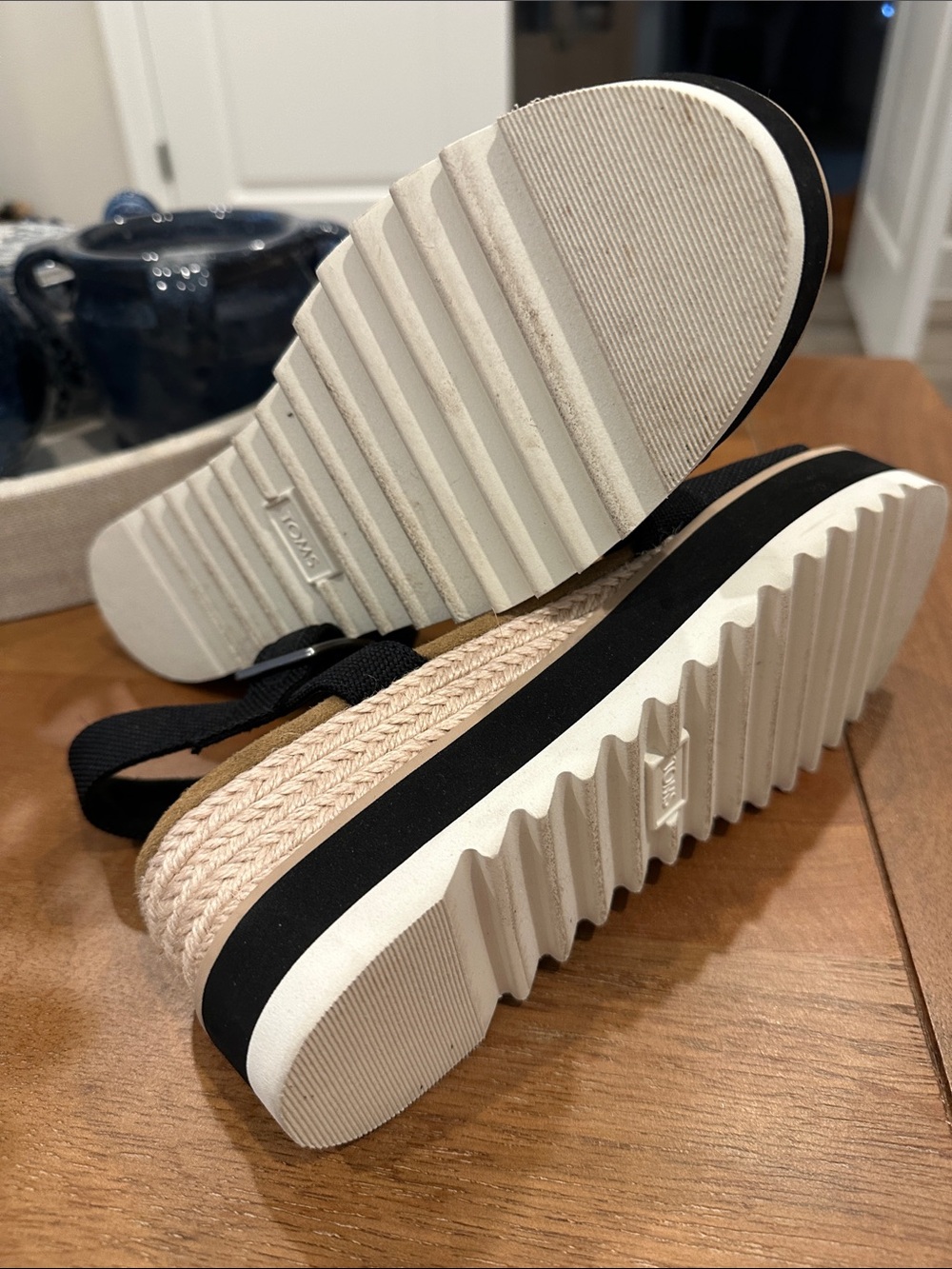 Like New Toms Black Strappy Platform Wedge Sandals - Picture 8 of 9